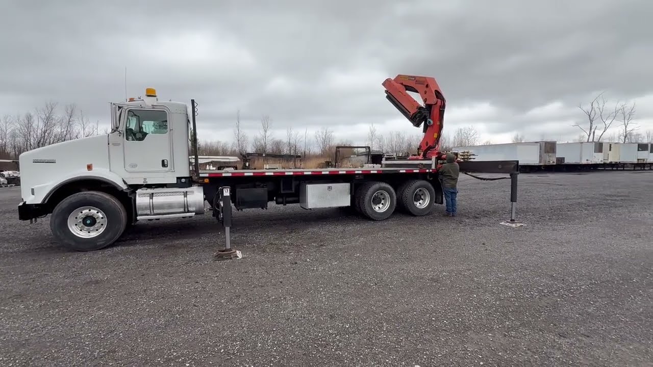 2013 Kenworth T800 with Palfinger PK 32080 Knuckle Crane