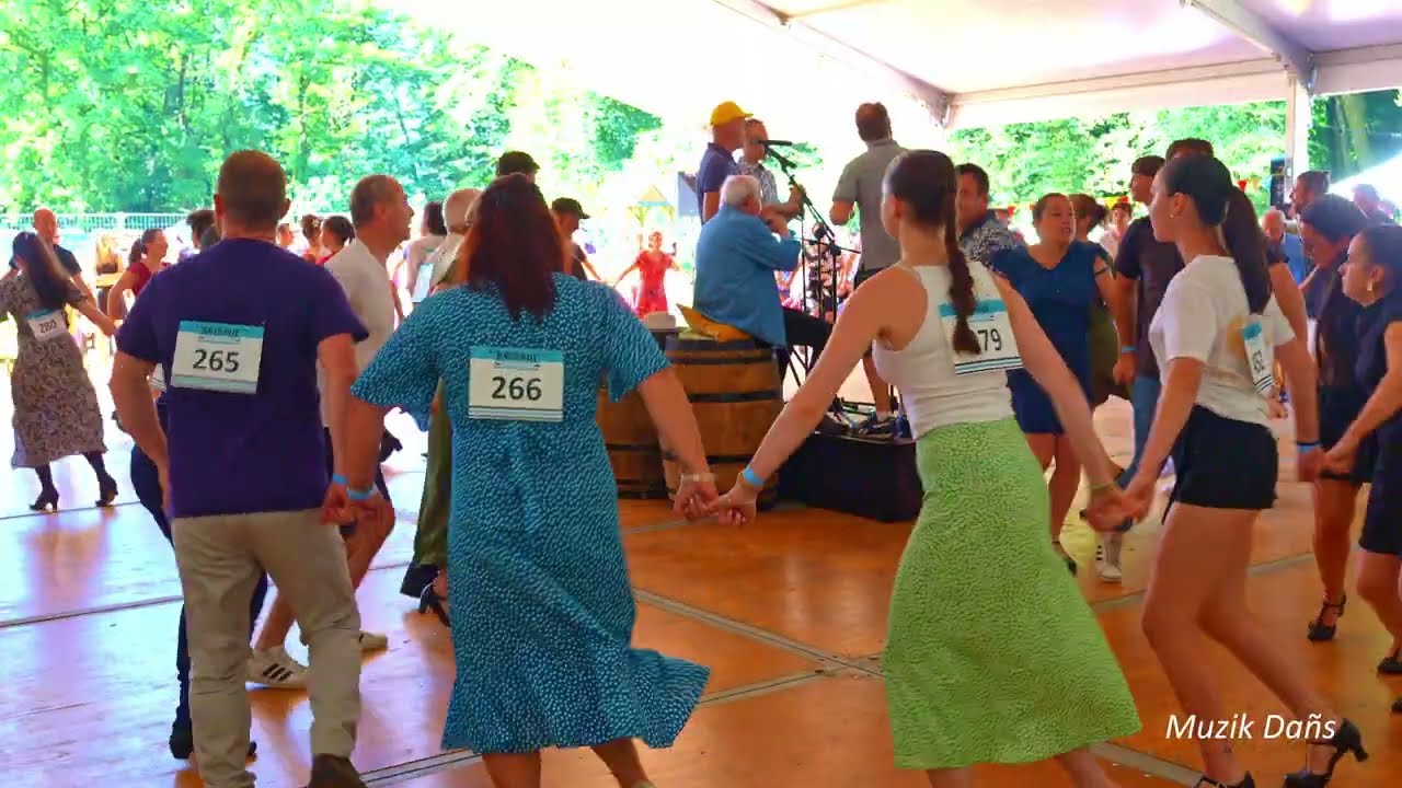 Danse bretonne : Gavotte Kernevodez à Menez Meur : 