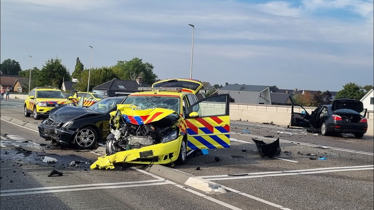Ernstig ongeval met ambulance voertuig aan de Prins Mauritssingle. Hulpdiensten met spoed