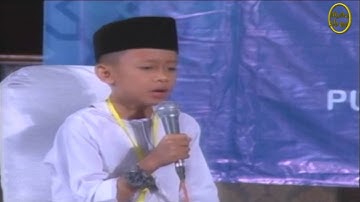 طفل لم يتمالك عيناه عند تلاوة القران الكريم