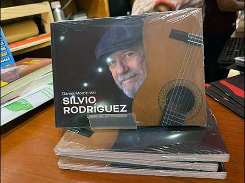 Photobook "Silvio Rodríguez, Diary of a Troubadour": Photographer Daniel Mordzinski