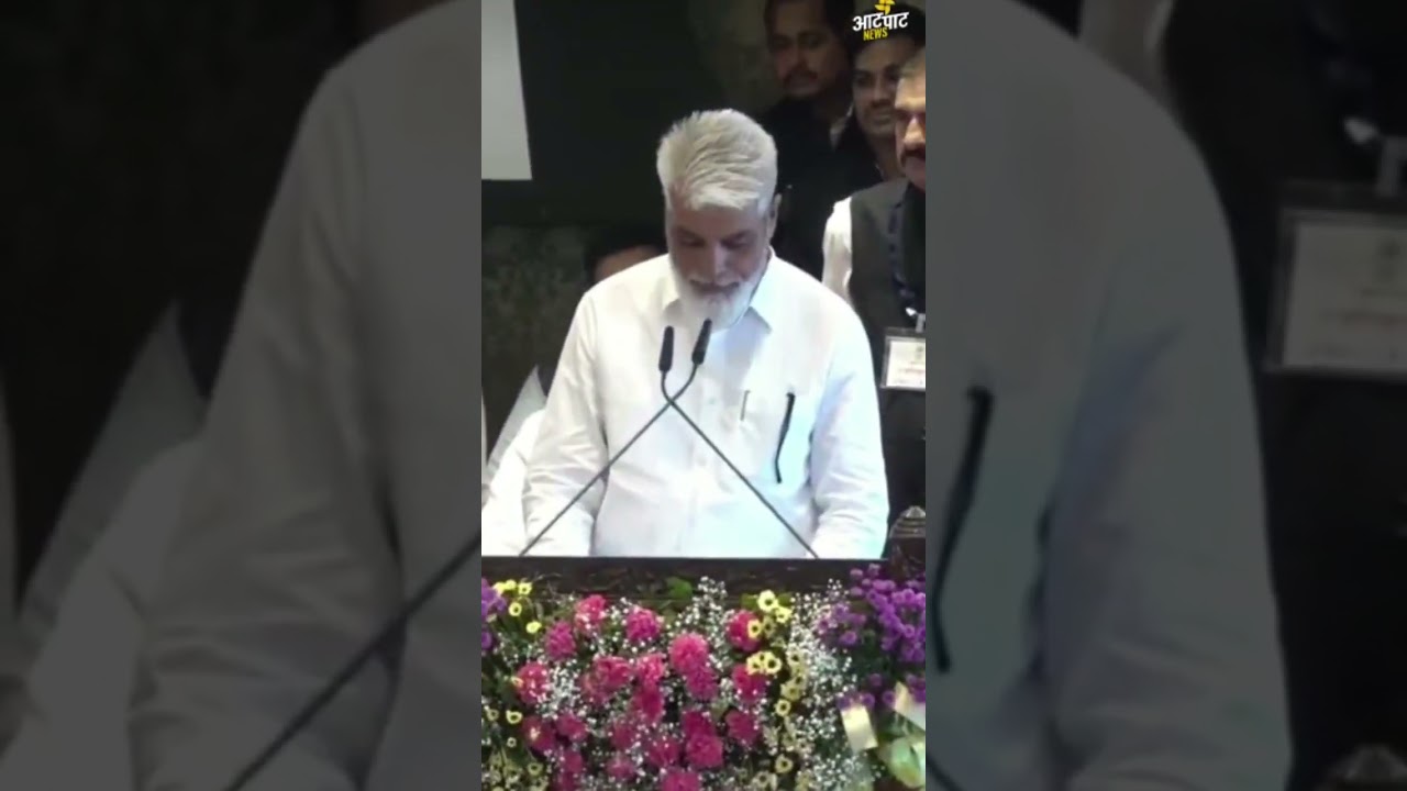 दादा भुसे शपथ घेतली तो क्षण. 