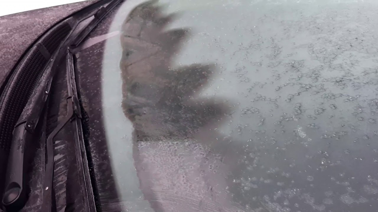 Как быстро и эффективно убрать наледь со стекла