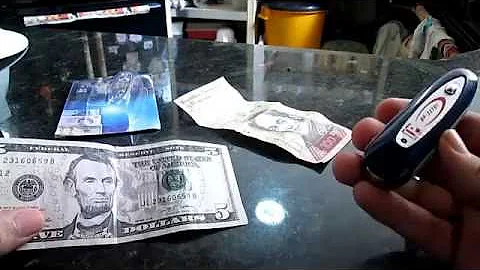 ¿Cómo funciona el detector de billetes falsos con luz ultravioleta?