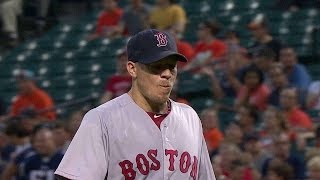 BOS@BAL: Peavy snares a line drive to end the frame