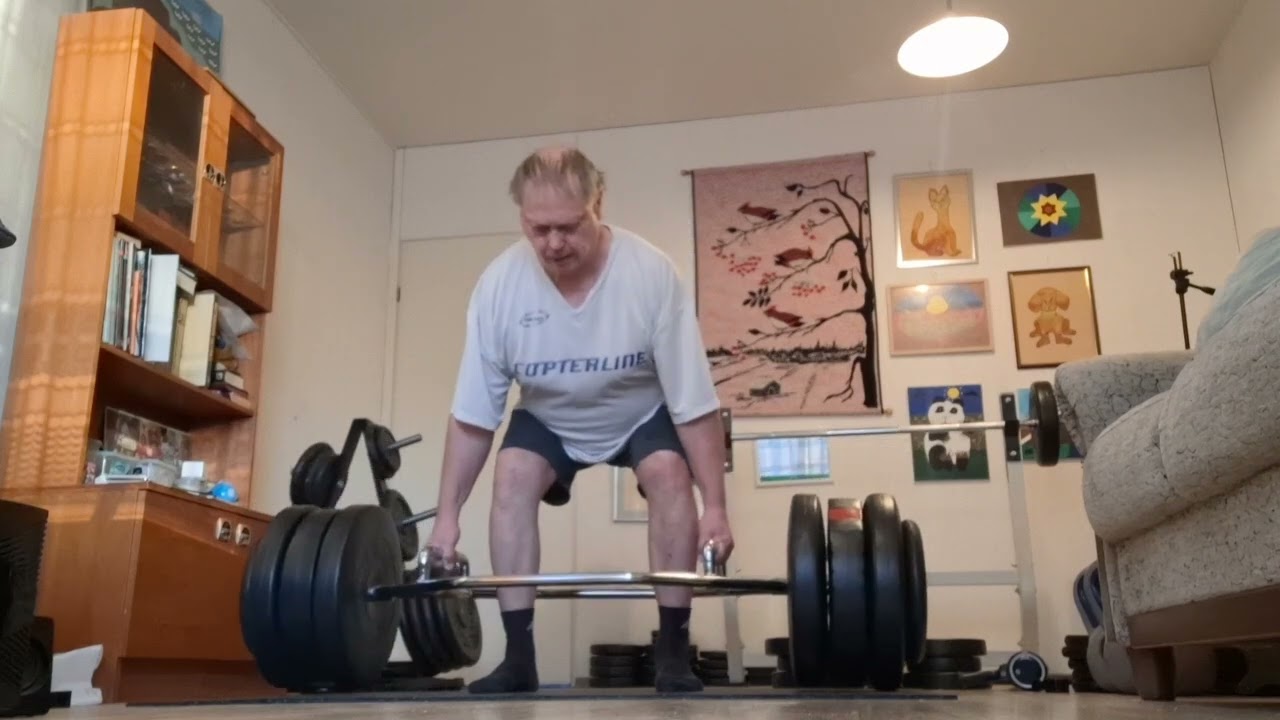 @ 107 kiloa 5 toistoa/sarja ja 137 kiloa 3 toistoa/sarja maastavetotangolla kotona 