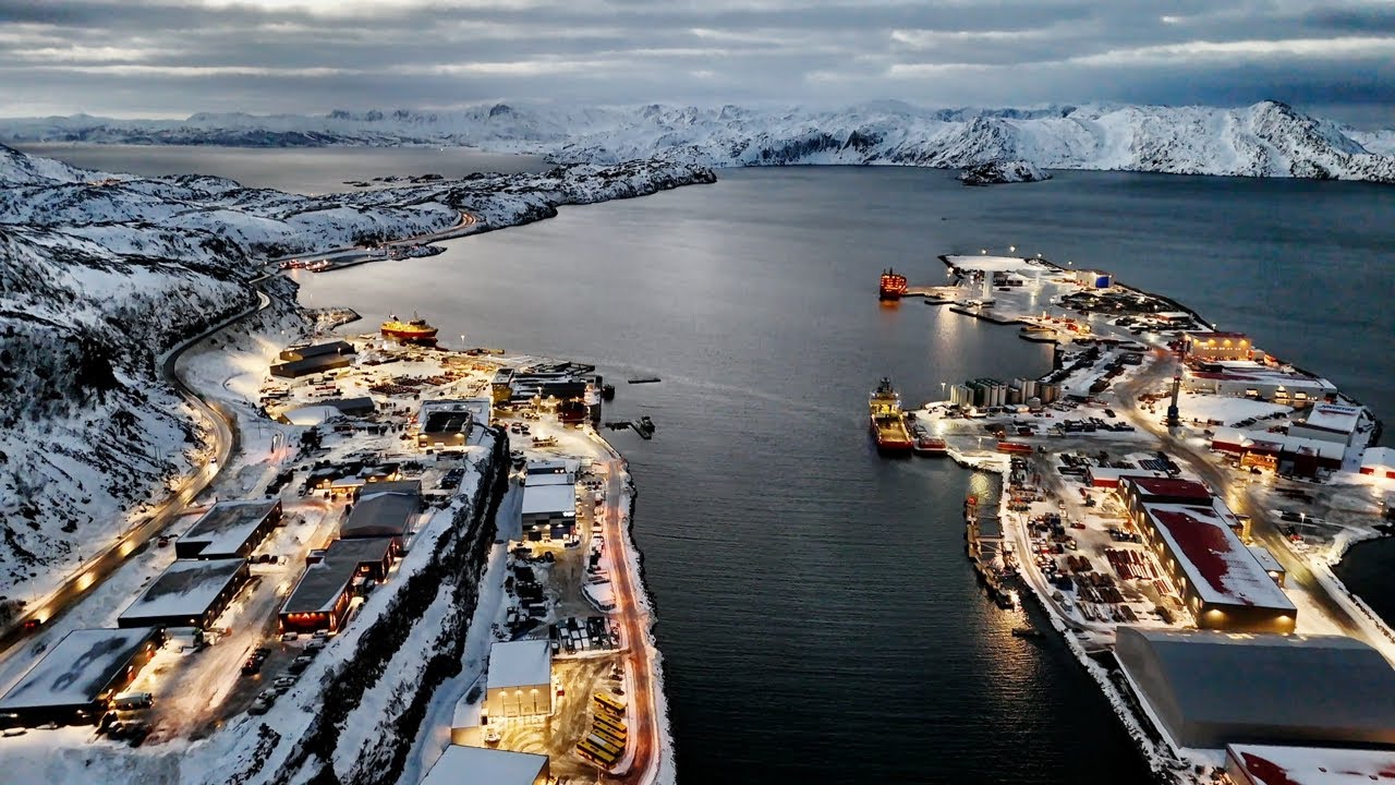 Ледяной выезд из под рампы, Скания буксует! Движение через зимний  перевал!