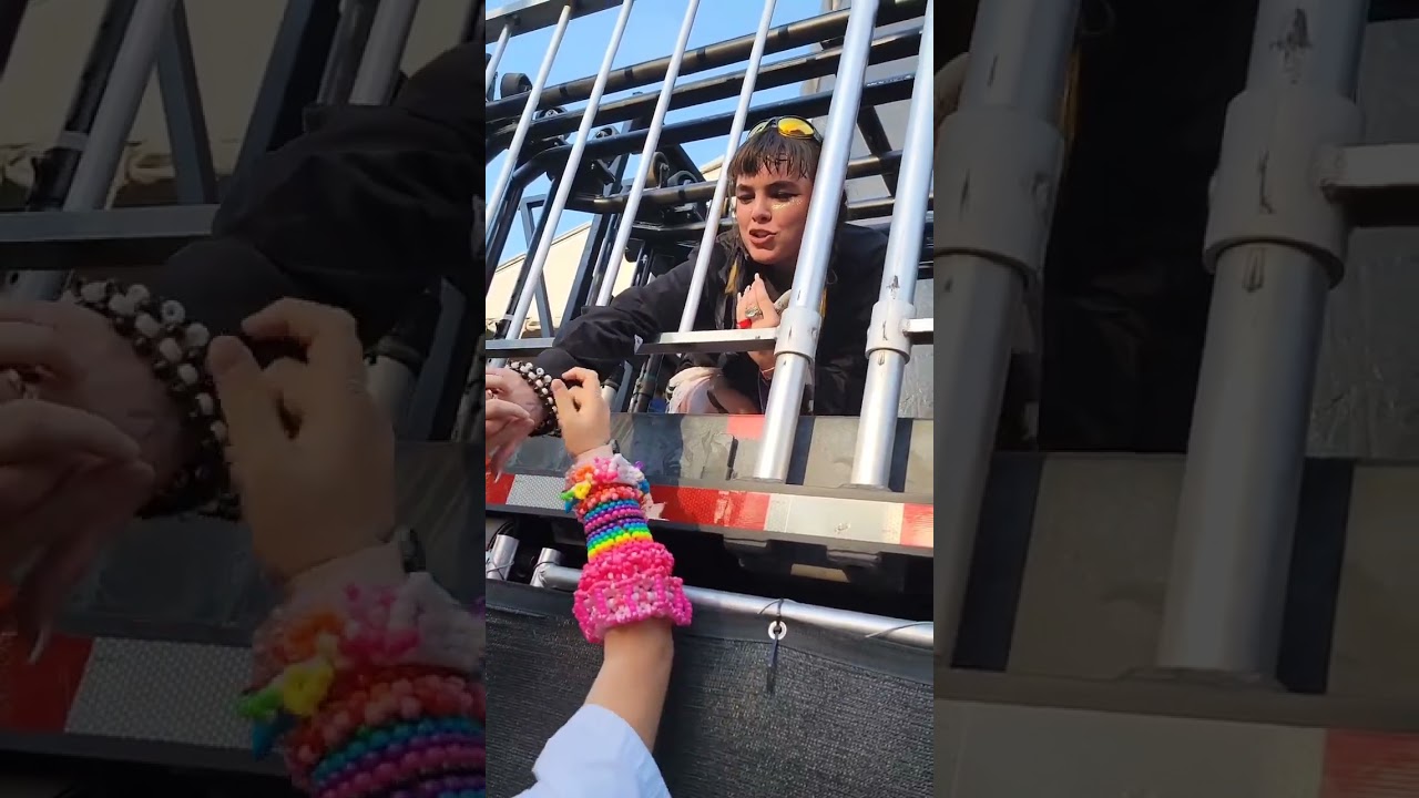 Benee fan interaction 