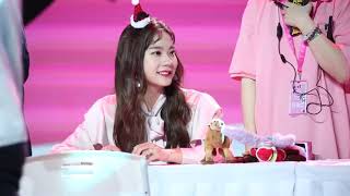 【火箭少女101紫宁Winnie_直拍】20181222 火箭少女101深圳专辑签售会 玩着骆驼娃娃的紫宁