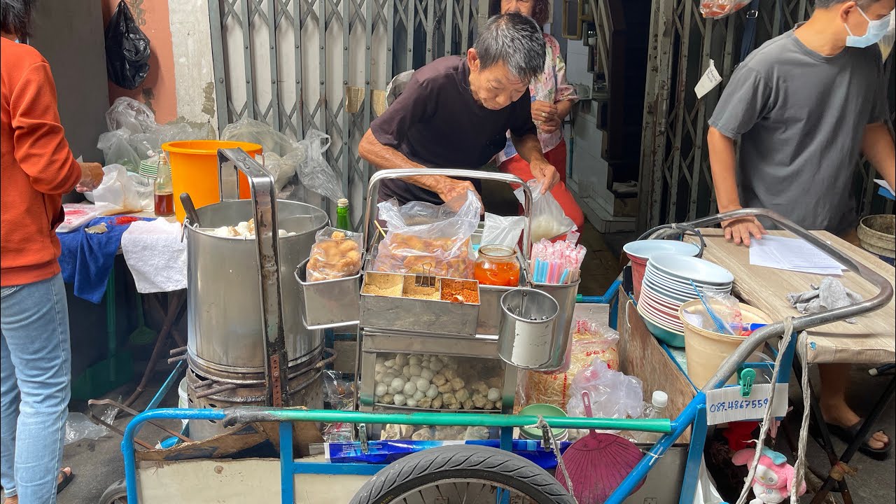 ก๋วยเตี๋ยวแคะเฮียอ้วน (เจ้าเก่า) ยศเส3 เปิด10.00-14.00น. หยุดเสาร์-อาทิตย์ T.089-486-7559