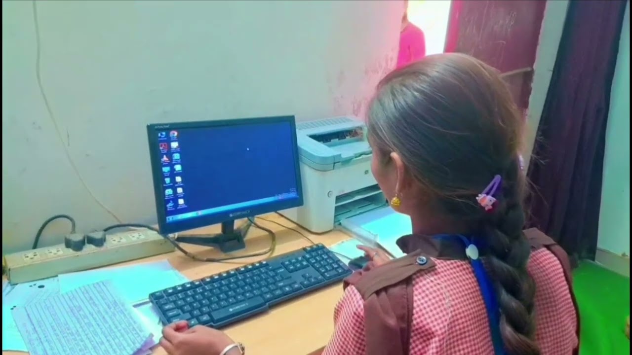 Primary school student operating computer 🖥 