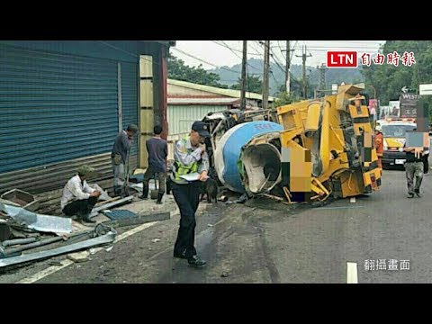 過彎逆衝對向民宅翻覆 混凝土車司機獲救送醫
