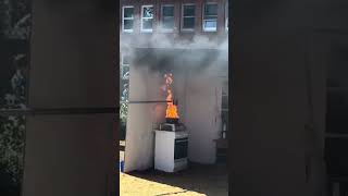 Feuerwehr Schenefeld demonstriert Fettbrand