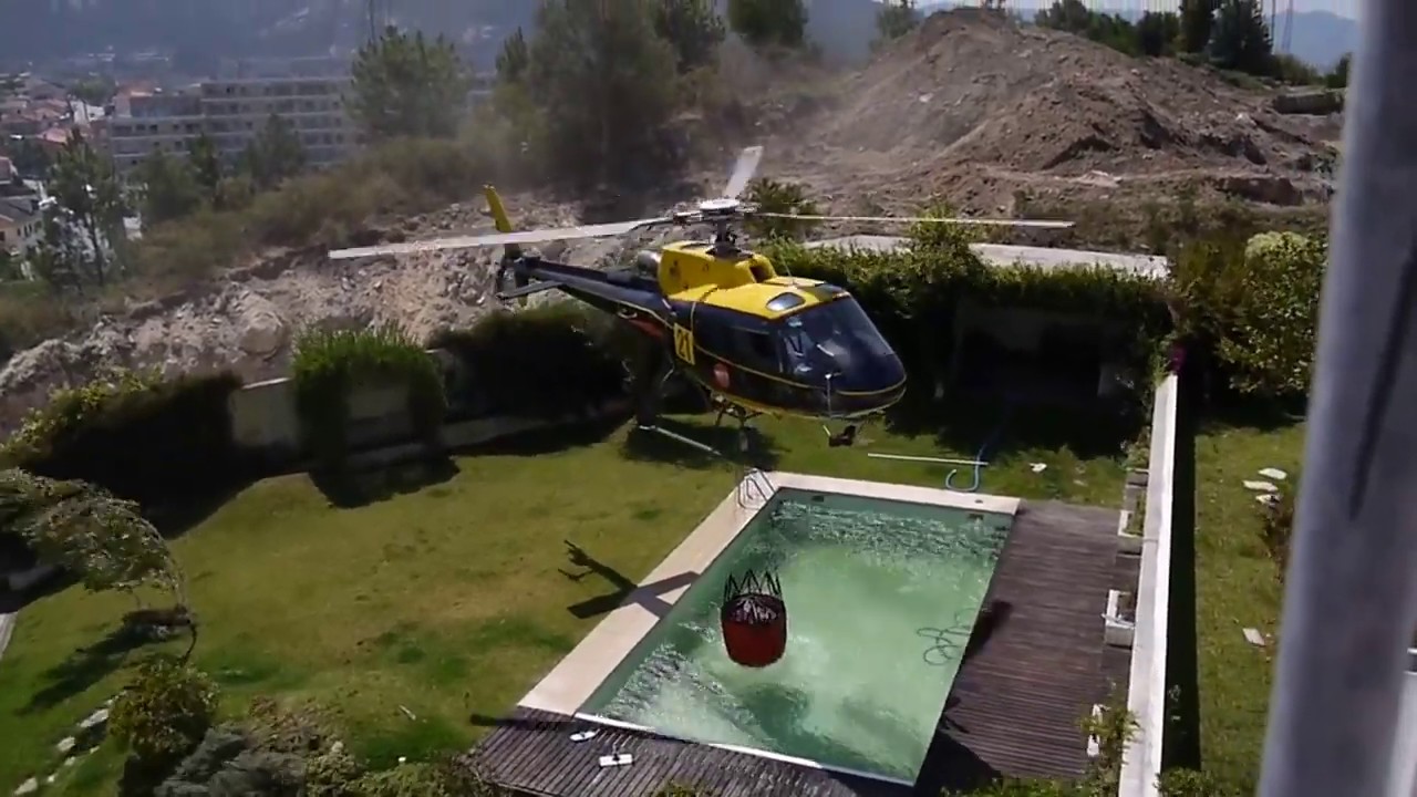 Helicopter pilot taking water from swimming pool سواق هيلكوبتر ياخذ مويه من المسبح!! YouTube