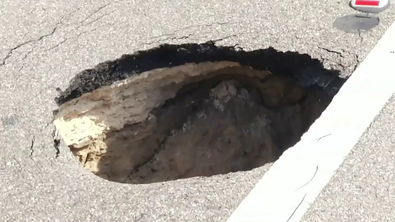 Hole shuts down part of State Road 434 - YouTube
