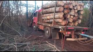 Iveco 190'33 saliendo de zona de carga ...