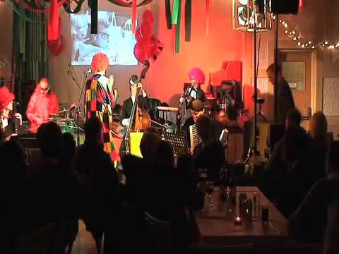 "Broken Tarantella" by The Flying Fellini Brothers adlı videoyu YouTube'da izle "Broken Tarantella" by The Flying Fellini Brothers adlı videoyu YouTube'da izle