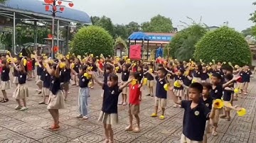 Các bé cùng cô giáo trường Mầm non Tân Long chào mừng ngày 30/4 - 01/05