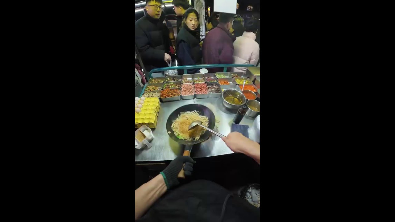 Enjoying delicious food - 纵览美食直播