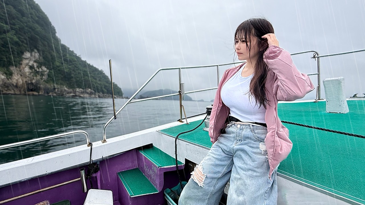 びしょ濡れでつまみを釣り求める女。