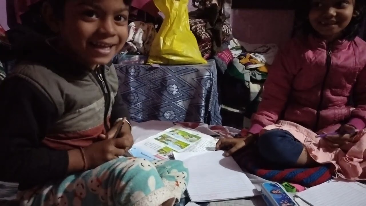 भाई बहन का प्यार। भाई बहन एक दूसरे से बात चित् करते हुए।