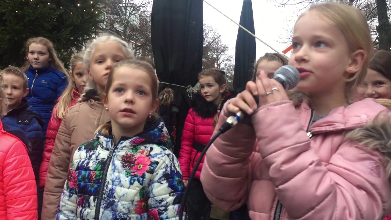 Kerstsamenzang op Voorstraat in Harlingen