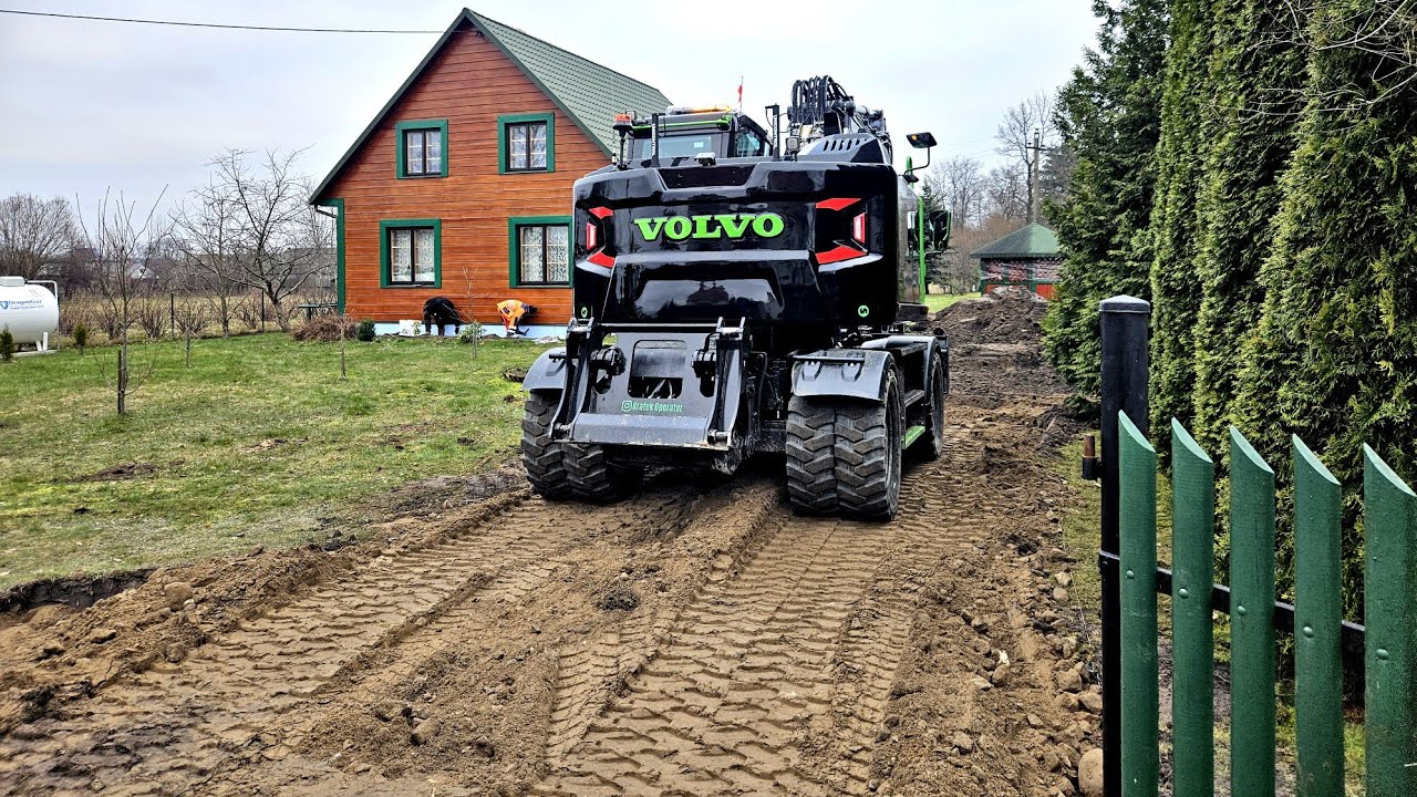 Korytowanie podmokłego podwórka | Czarnula-Volvo EWR170E steelwrist X20 SQ60