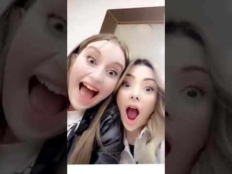 مونى ليمام تقبل صديقتها من الفم 