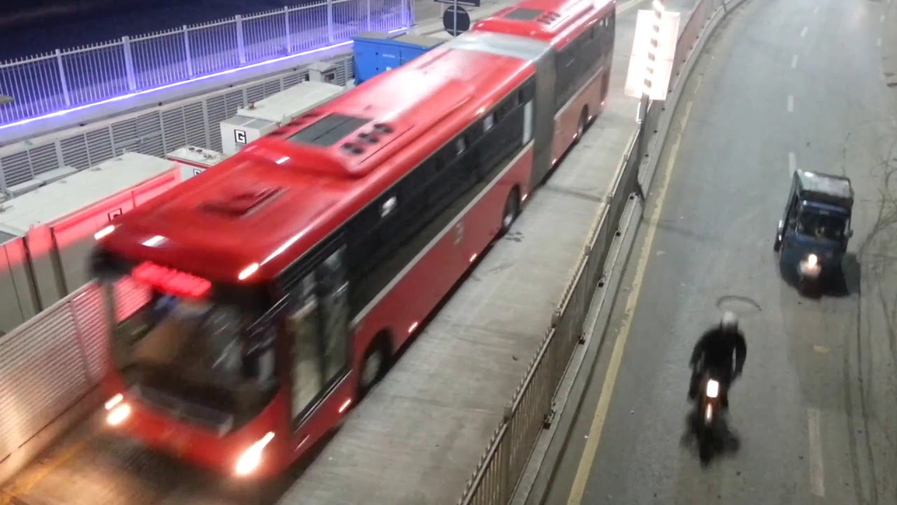 Multan Matro Multan metro bus chowk kumharawala - YouTube