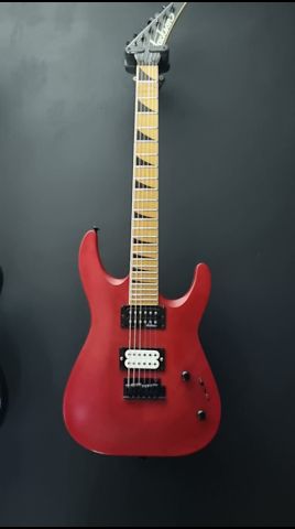 Jackson JS24 DKAM Satin Red — Shark Fins, Maple Caramelizado e