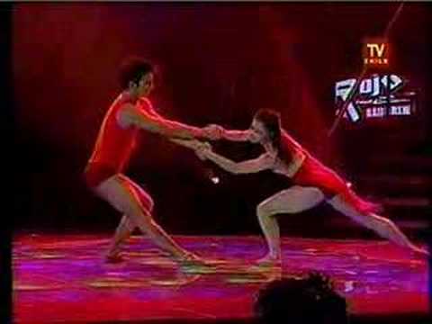 Cristian Ocaranza y Paola Hartley - Pas De Deux (rojo chile)