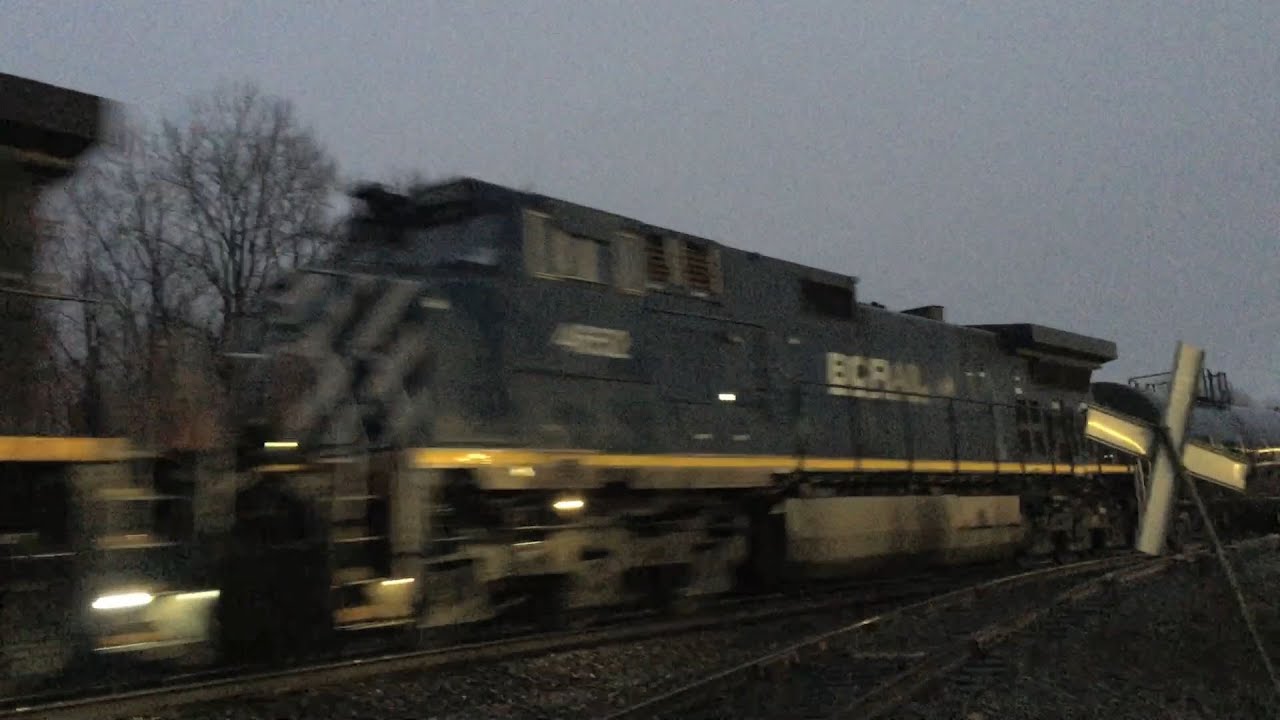 【Super Rare BCOL unit】BCOL 4652 and CN 2201 lead manifest train at ...