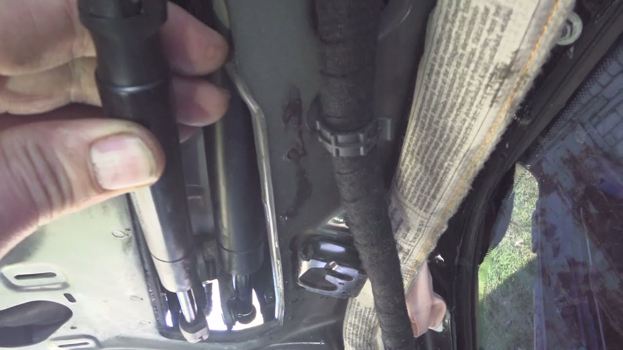 Как заменить газовые упоры крышки багажника Porsche Cayenne [Порше ...