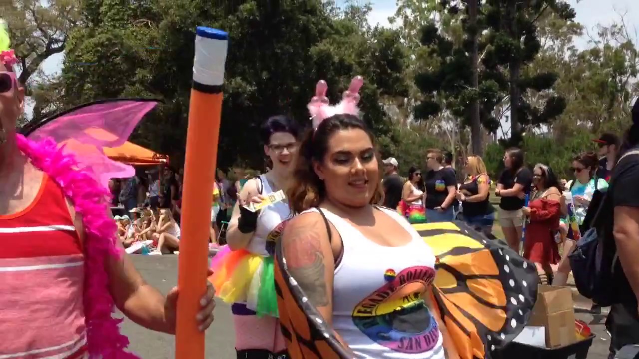 Pride Parade - Roller Derby Girls - San Diego 2017 - YouTube