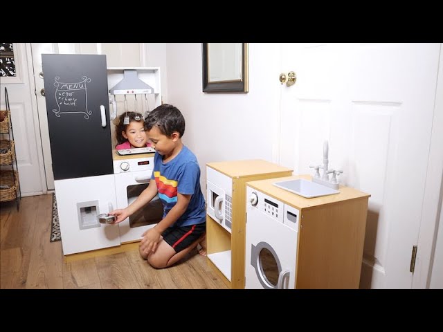 Step2 Fun with Friends Cuisine Enfant en Plastique en Marron | Jeu / Jouet Cuisine pour Enfants avec Kit d'accessoires de 40 Pièces