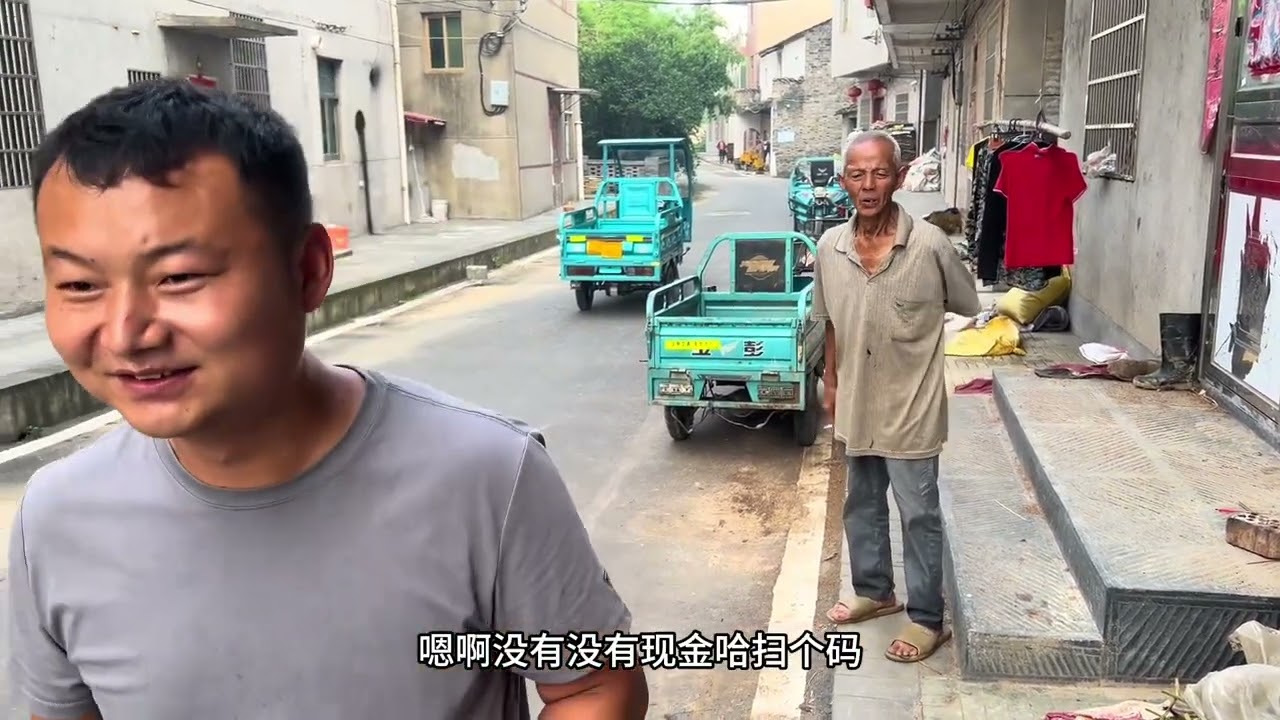 小钢炮逃跑还吃了大爷庄稼，赔了50块钱，该不该敲了呢？