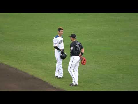 2021/6/27 草薙球場 マーティン選手と西川遥輝選手が会話 北海道日本ハムファイターズVS千葉ロッテマリーンズ