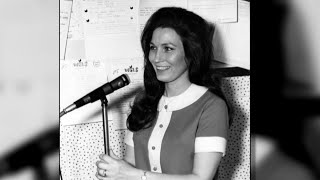 Country music icon Loretta Lynn dies at 90