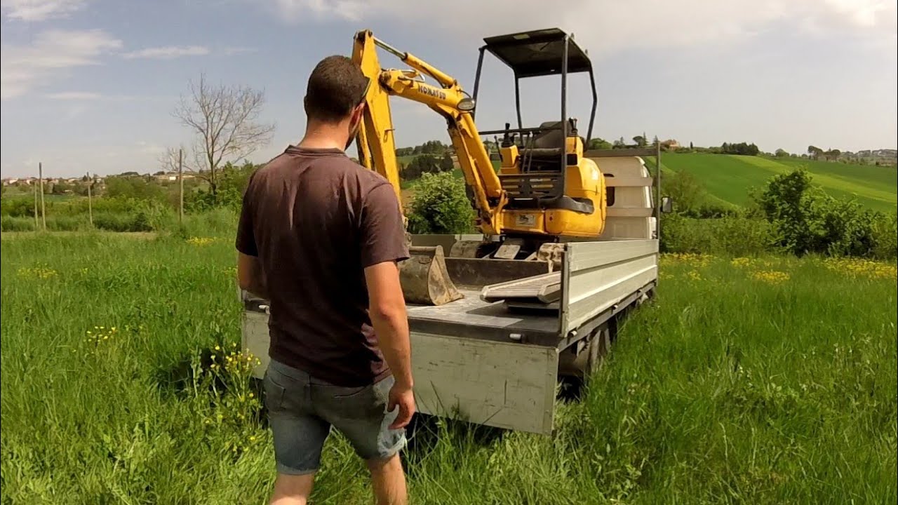 Реконструкция футбольного поля с помощью мини-экскаватора
