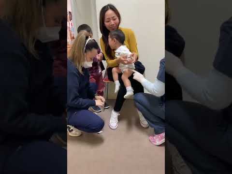 Video: Vauvan immunisointi on hauskaa? Katso, miten tämä tohtori saa vauvan kouran (video)