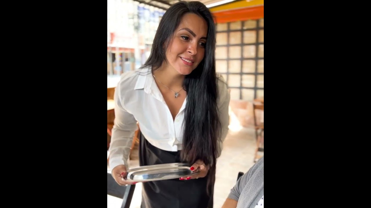 A tratou desse jeito por conta da forma que estava vestida, maI sabia que ISSO não queria dizer NADA