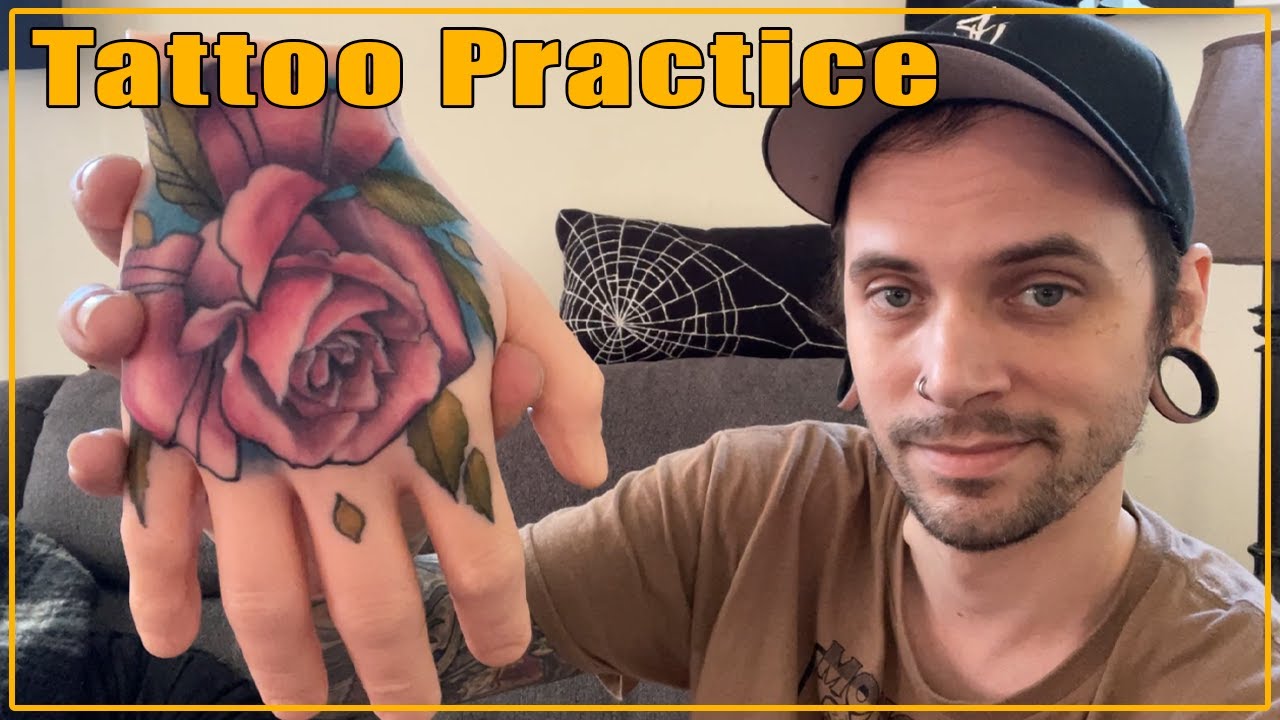 Нанесение татуировки в виде поддельной силиконовой руки.