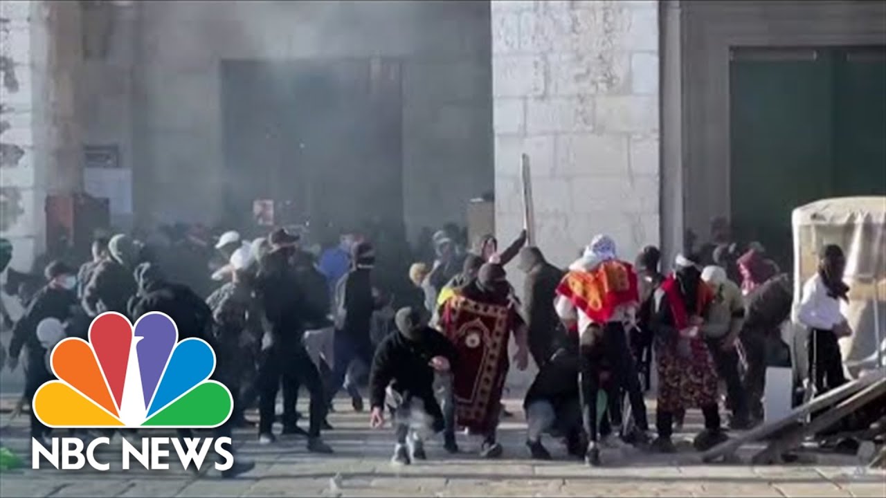 Palestinians Clash With Israeli Police At Jerusalem Holy Site
