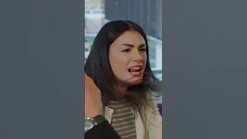 تحولت شرارة الشجار إلى قبلة ساخنة مسلسل جانبي الأيسر Shorts 