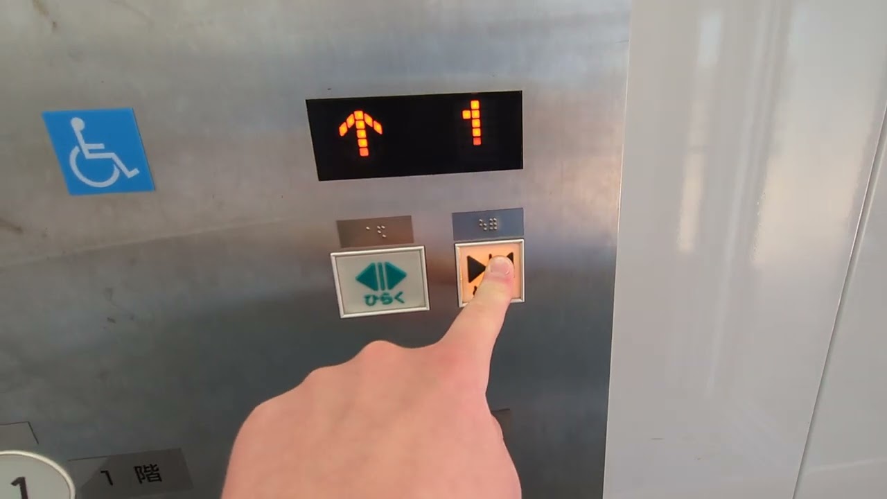 桑名駅西口のエレベーター