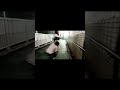 ブロアーを使って女のスカートを吹き飛ばす!