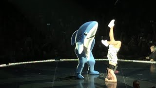 katy perry witness the tour amsterdam left shark