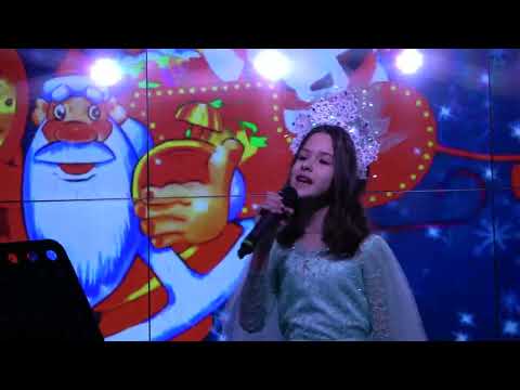 Под веткой зеленою ночь новогодняя
