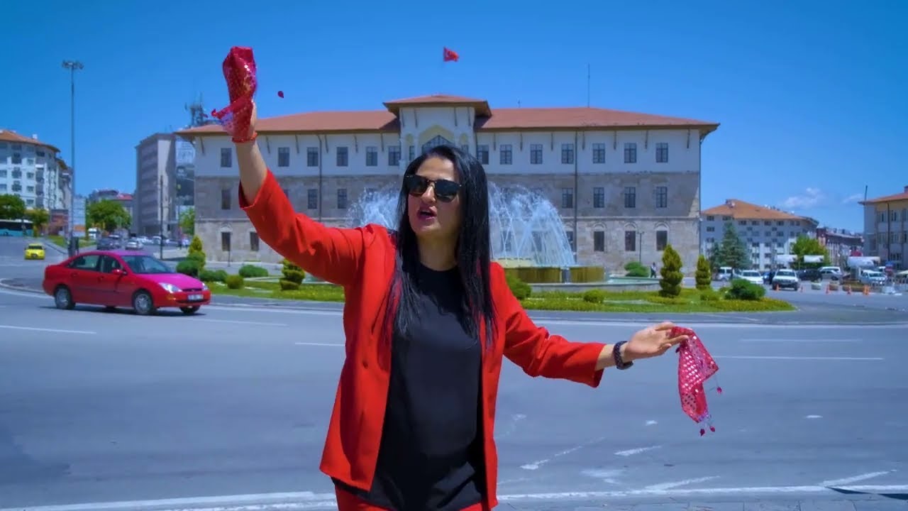 Elif Yalçın Ülger - Sivas'lıyız Gardaş Biz  [Official Video  Güvercin Müzik ©]