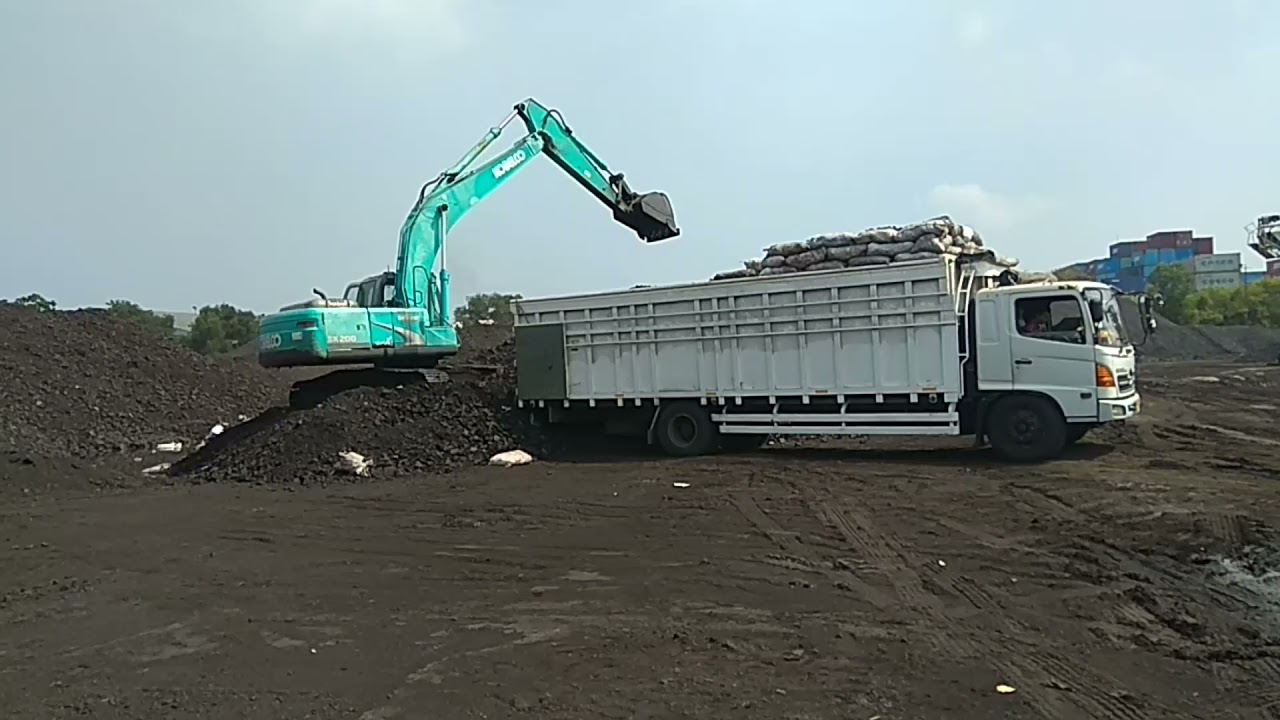 Aktivitas Di Stockpile Batubara Marunda - YouTube